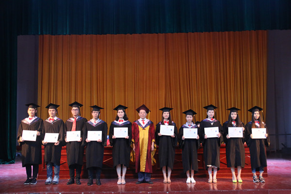 衡阳师范学院副校长张登玉为毕业生授予学位 (2).JPG