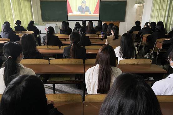 各管理办正在观看直播 (3)